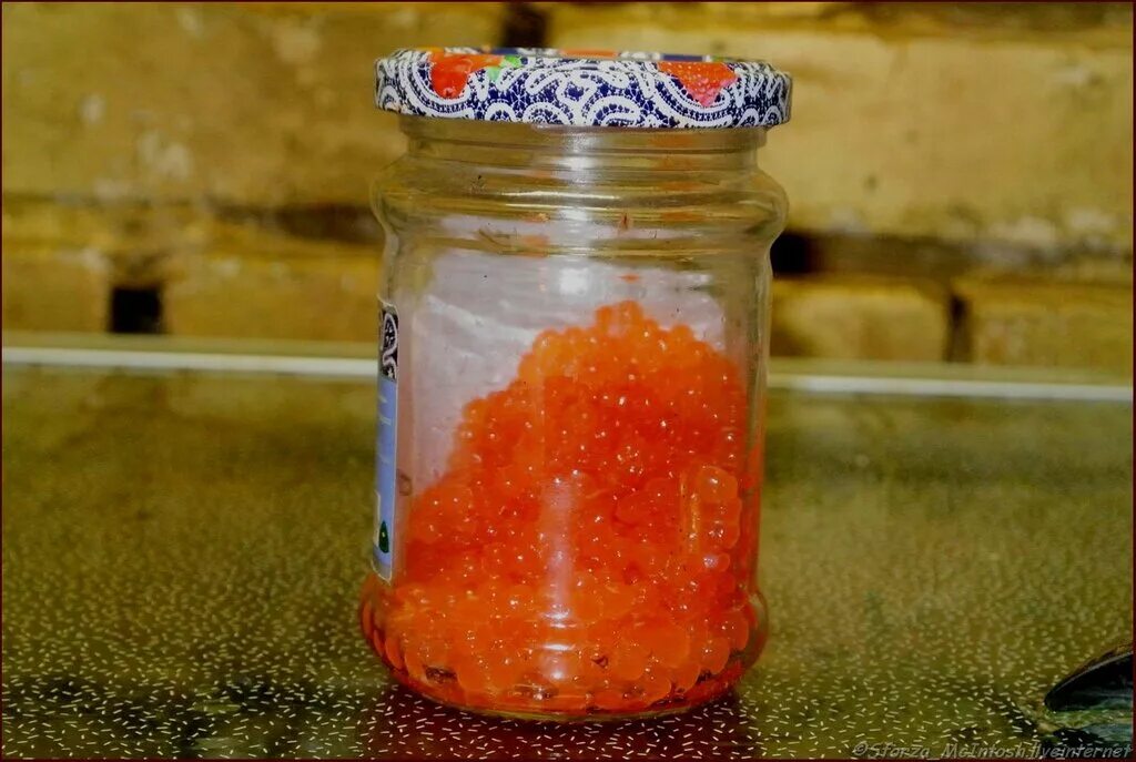 икра красная в пластиковой банке. красная икра горбуши фото. свежезамороженная икра. красная икра. ли замораживать красную икру соленую.