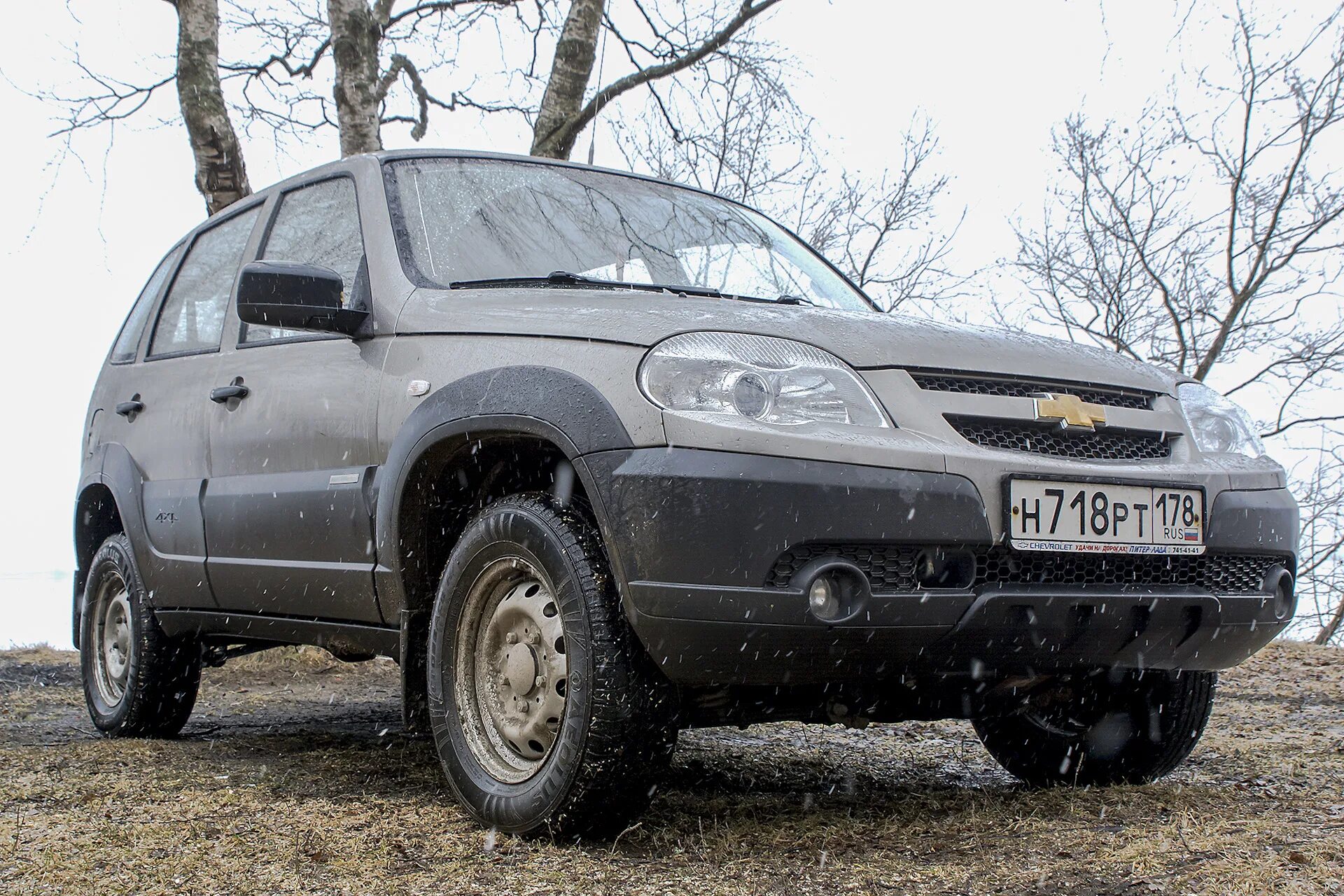 2123 цвета. Chevrolet Niva вид спереди. Цвет Бароло Шевроле Нива. Шевроле Нива цвет Бароло 592. Нива Шевроле отзывы.