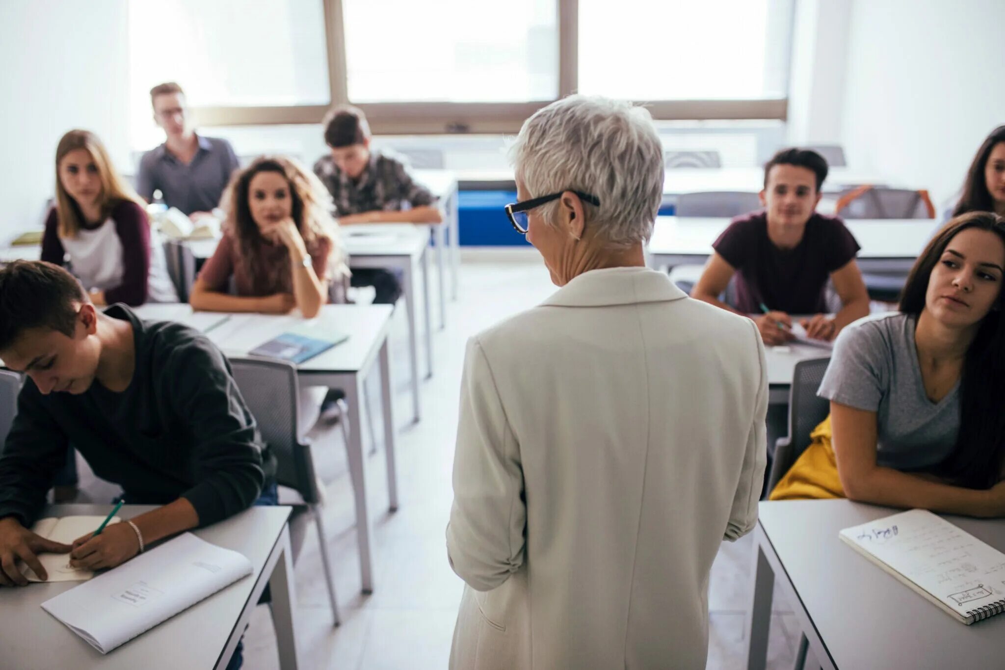 Студенты в аудитории. Занятия в институте. Преподаватель колледжа. Преподаватель и студент. Трудности аудирования