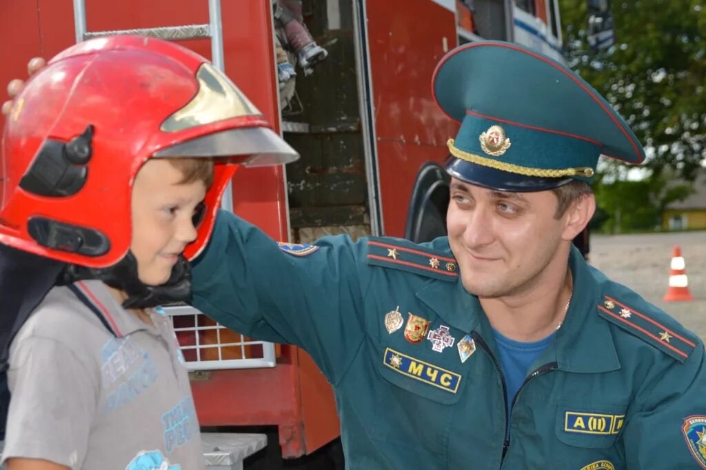 Пожарные офицеры. Спасатель МЧС РБ. Пожарный. Пожарные и спасатели. Для детей. Пожарные.