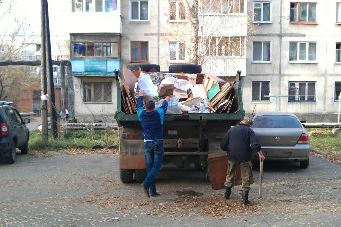 Можно ли выкидывать мебель. Мебель на помойке. Вывоз старой мебели на свалку.