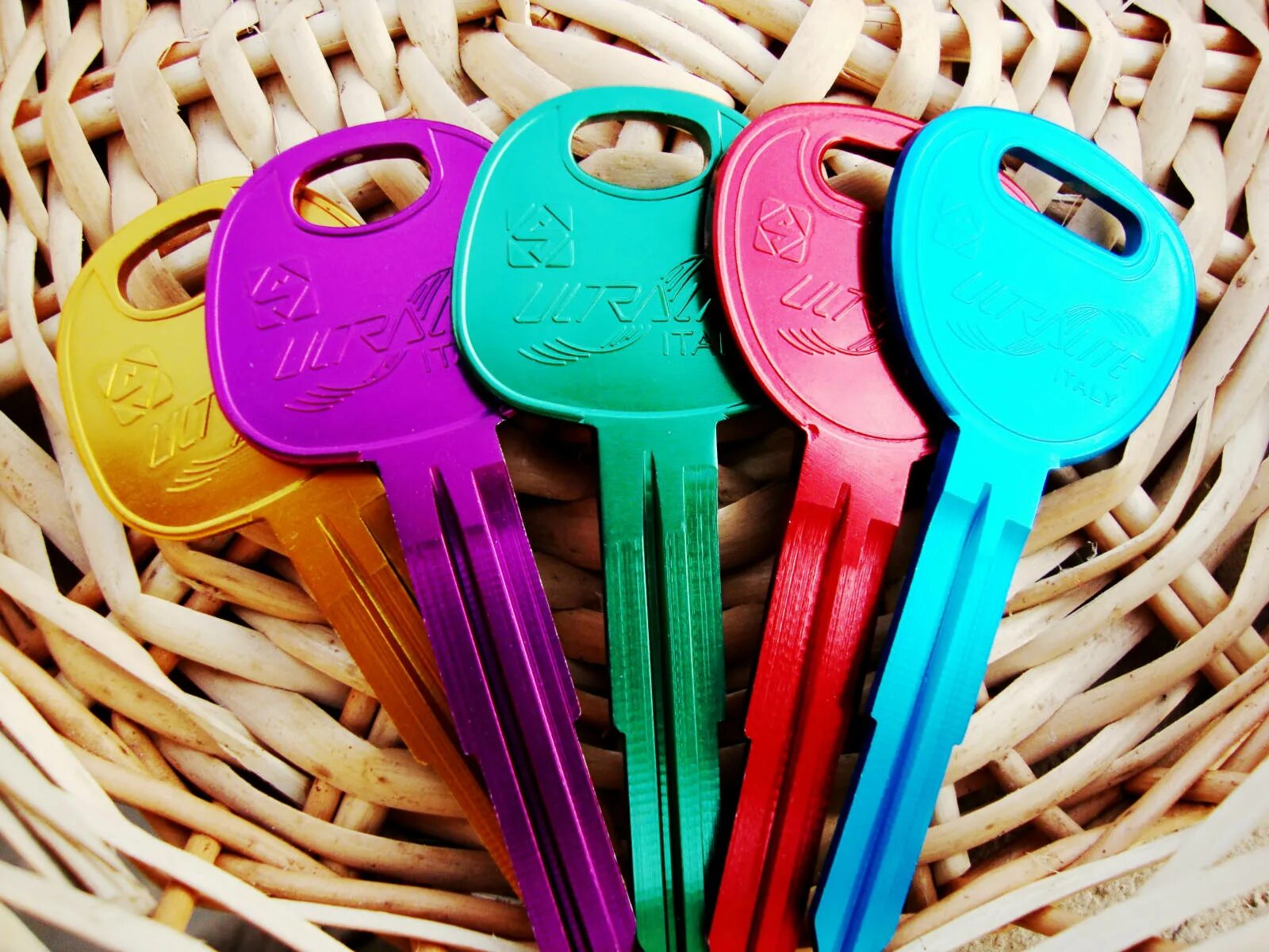 Ключ кис. Разноцветные ключи. Разноцветные ключи для детей. Много ключей. Цветные ключи для двери.
