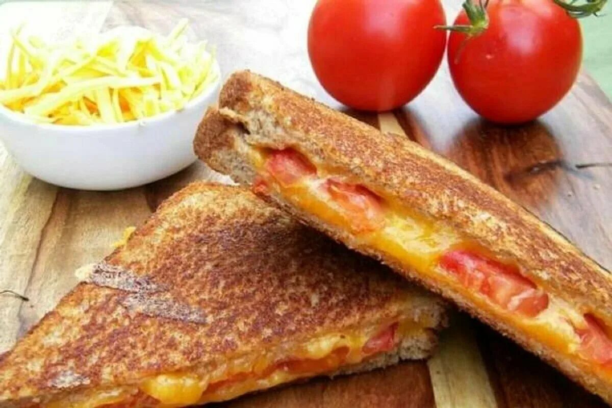 Быстрый завтрак с сыром и колбасой