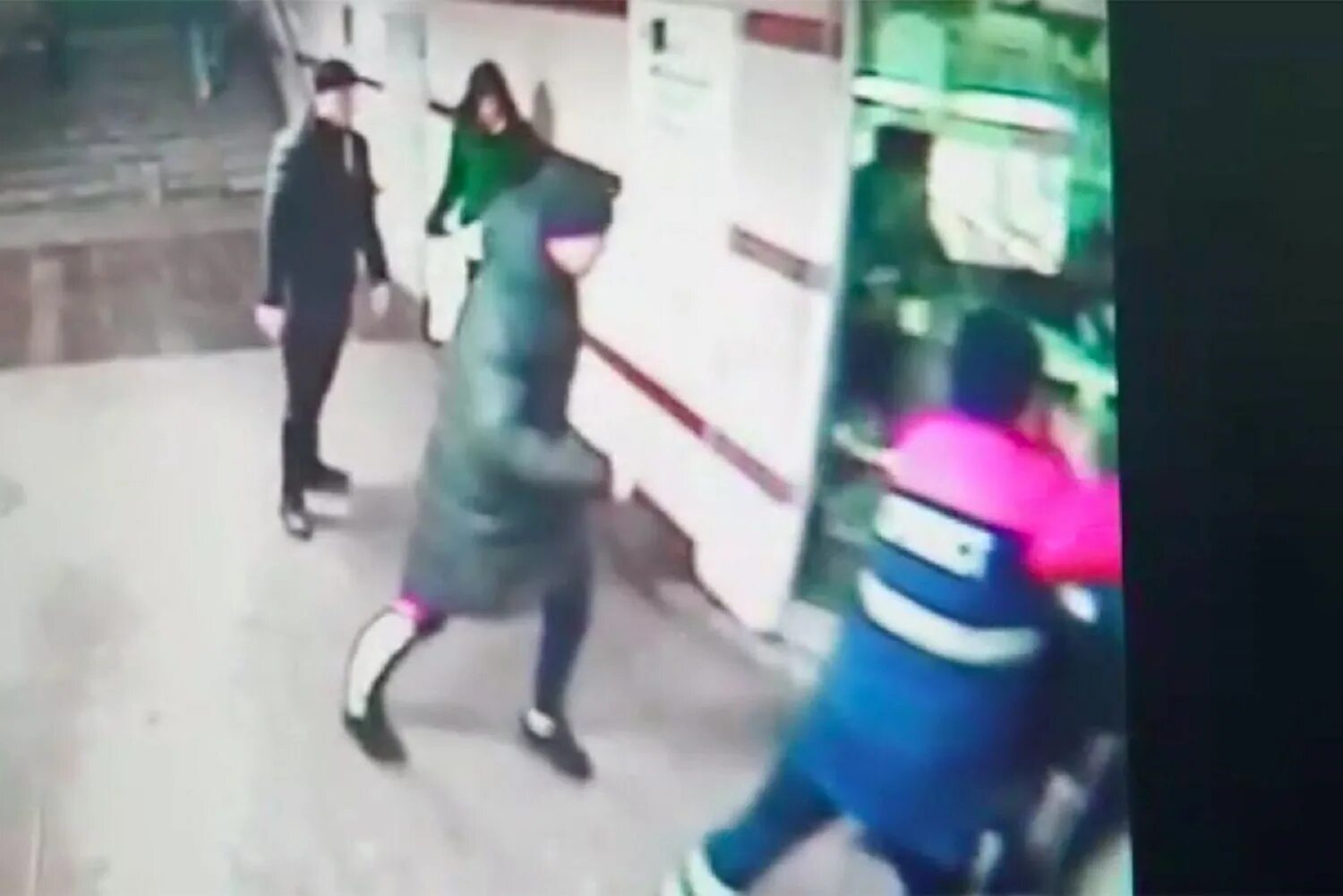 Московское нападение. Мигранты избиение в Москве метро. Мигранты в метро.