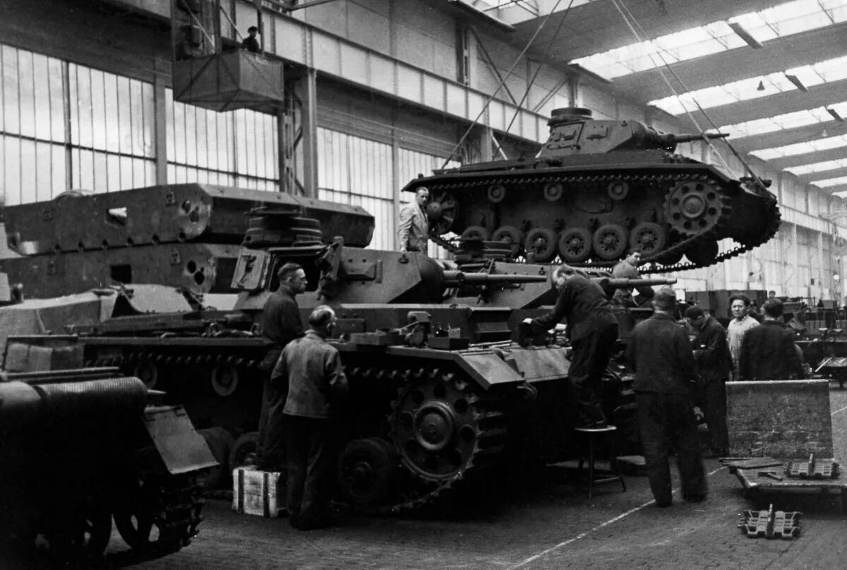 Какими были танки в начале. Танковые заводы Германии второй мировой войны. Танк Германии 2 мировой войны. Завод танков вторая мировая Германия. Танковый завод 1941 Germany.
