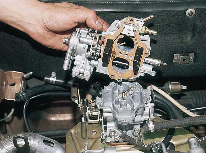 Ваз 21213 карбюратор холостой ход. Ваз 2111 карбюратор. Как снять карбюратор с машины. Карбюратор нива 2121. Ваз 2110 карбюраторная.
