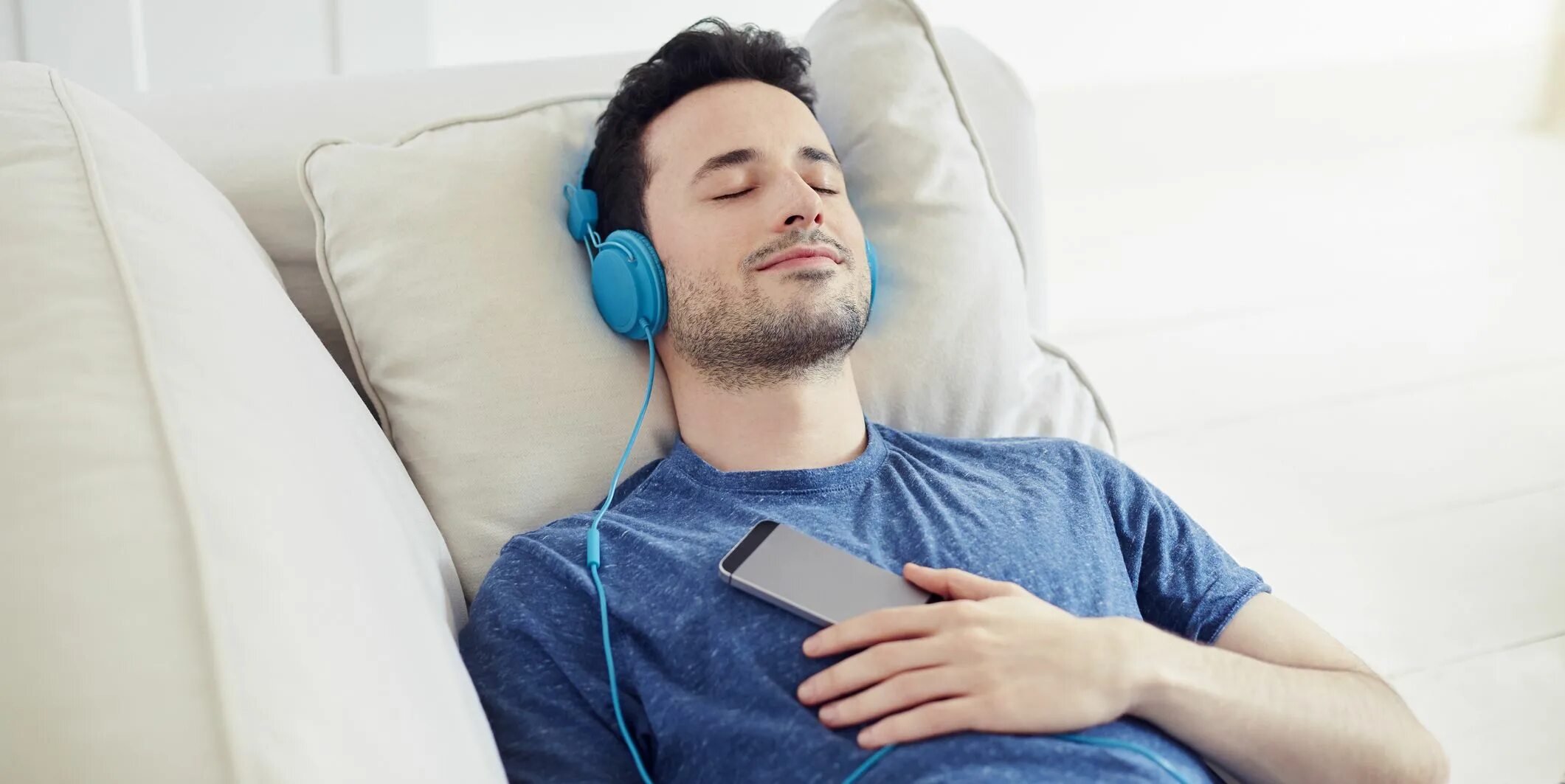 They listening to music now. Человек в наушниках. Дом с наушниками. Man Listening to Music. Best Music Relax блоггер.