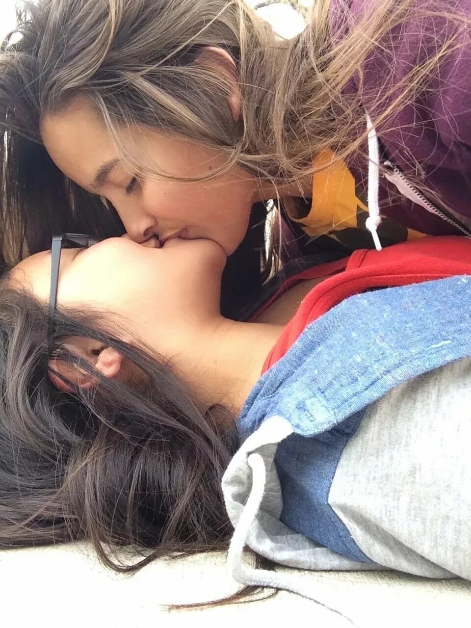 Lesbian новые. Лесбийское соблазнение. Сегодняшняя любовь поцелуй девушек. Лесби поцелуи шатенка и блондинка. Красивые лесби от первого лица.