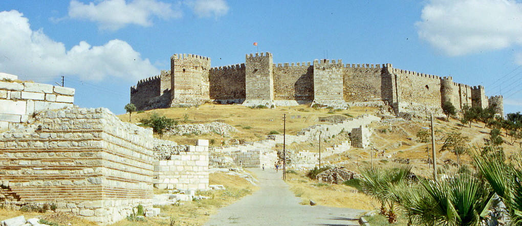 румелийская крепость византия. стены феодосия в константинополе. крепости византии. крепости византии. крепость монфор реконструкция.