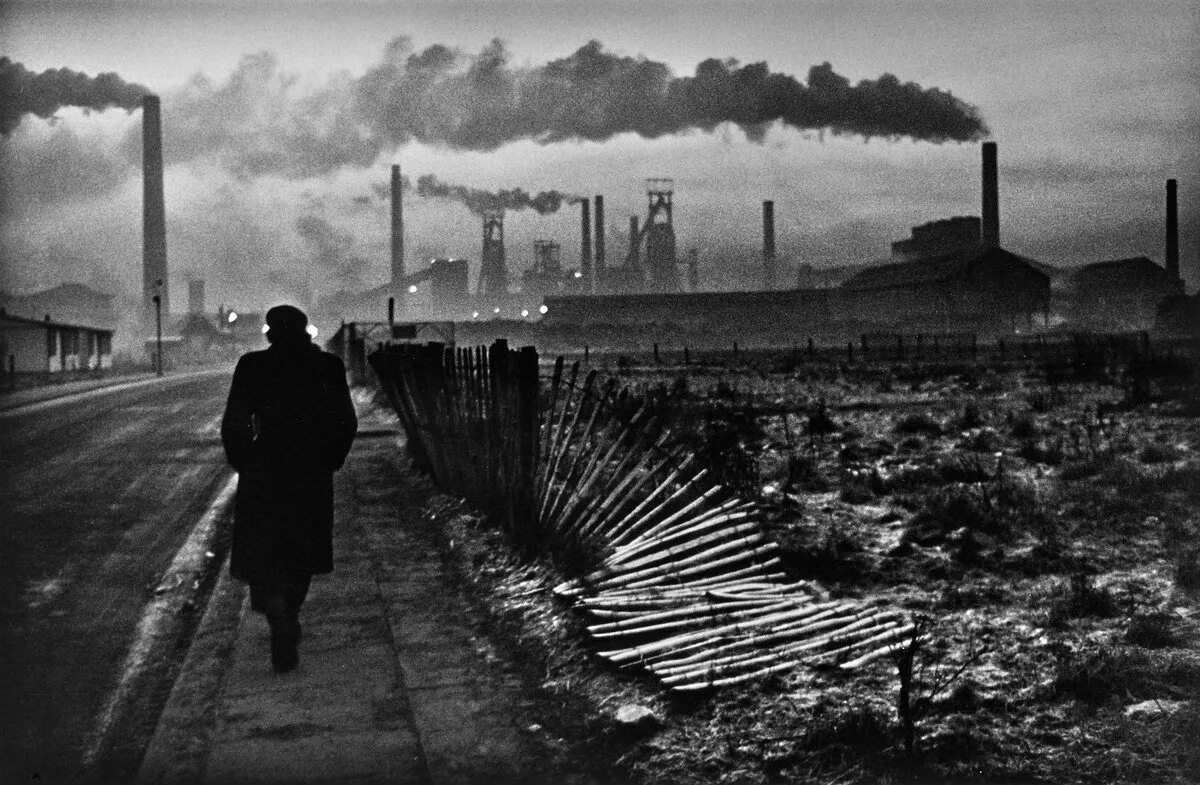 Don MCCULLIN. Дон маккалин фотограф. Завод черно белый. Тоскуй город