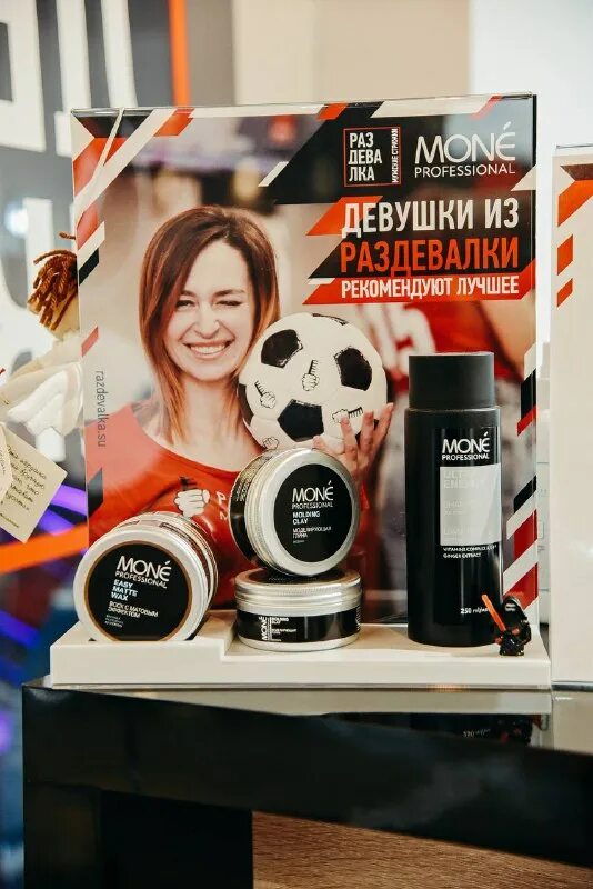 Раздевалка кунцево плаза. Раздевалка в фитнес центре. World class земляной вал раздевалка. Раздевалка футбольной команды. Раздевалка кунцево плаза.