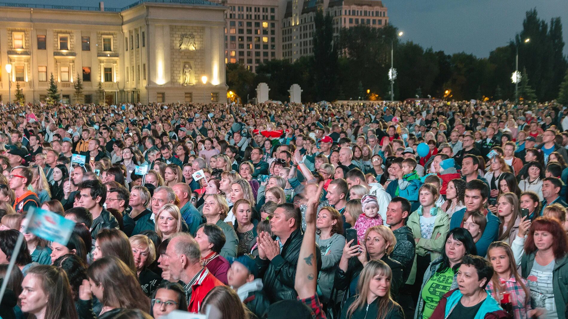 Какая группа сегодня выступает в москве. Концерт день города Самары 2019. Концерт на площади Куйбышева сегодня в Самаре. Самый большой концерт в Украине. Концерт 9 мая.