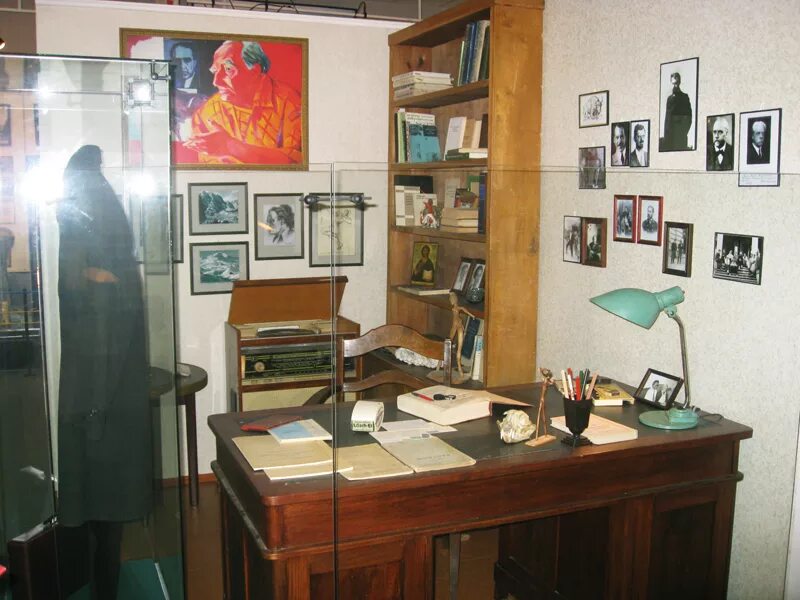 Некрасов в чудово. Музей-квартира гоголя в москве. Музей комната ленина в кремле. Музей квартира некрасова на литейном. Абрамцево комната гоголя.