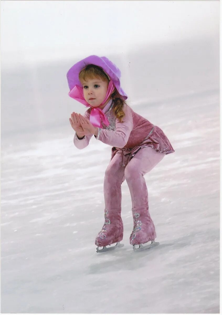 Дети на коньках. Катание. Катание на коньках. Девочка катается на коньках. Ледовый дети