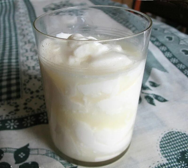 Кисляк прокисшее молоко. Кислое молоко. Домашнее кислое молоко. Скисшее молоко в стакане.