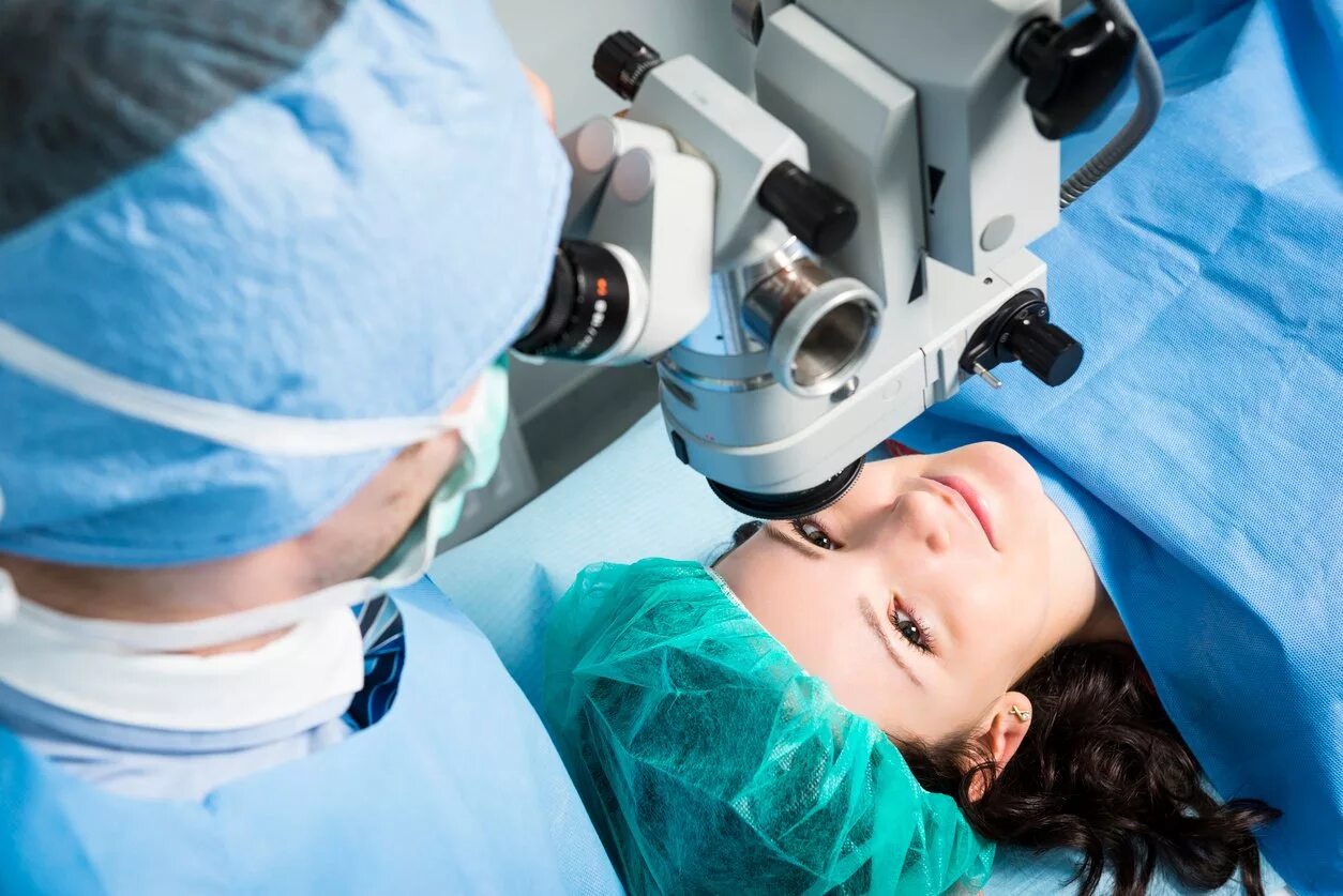 Глазная операция глаукомы. Эксимерный лазер в офтальмологии. Эксимер лазерная операция. Офтальмологическая операция.