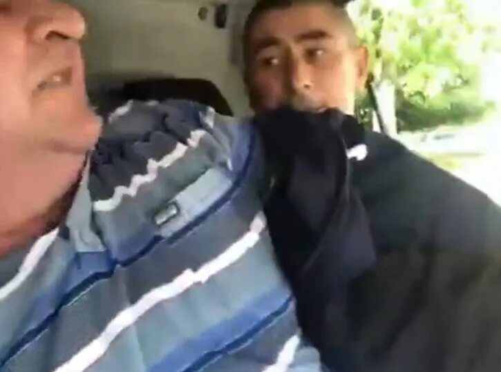 Водитель напал. Водитель напал. Таксист в машине. Рука в окне машины. Водитель напал.