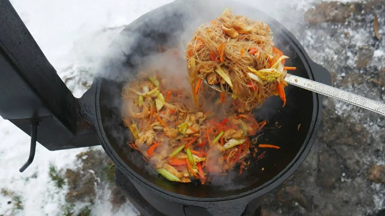 Блюда в казане на кос Ре. Казан на костре. Блюда на воке на костре. Закуска в казане на костре. Что можно приготовить на костре в казане