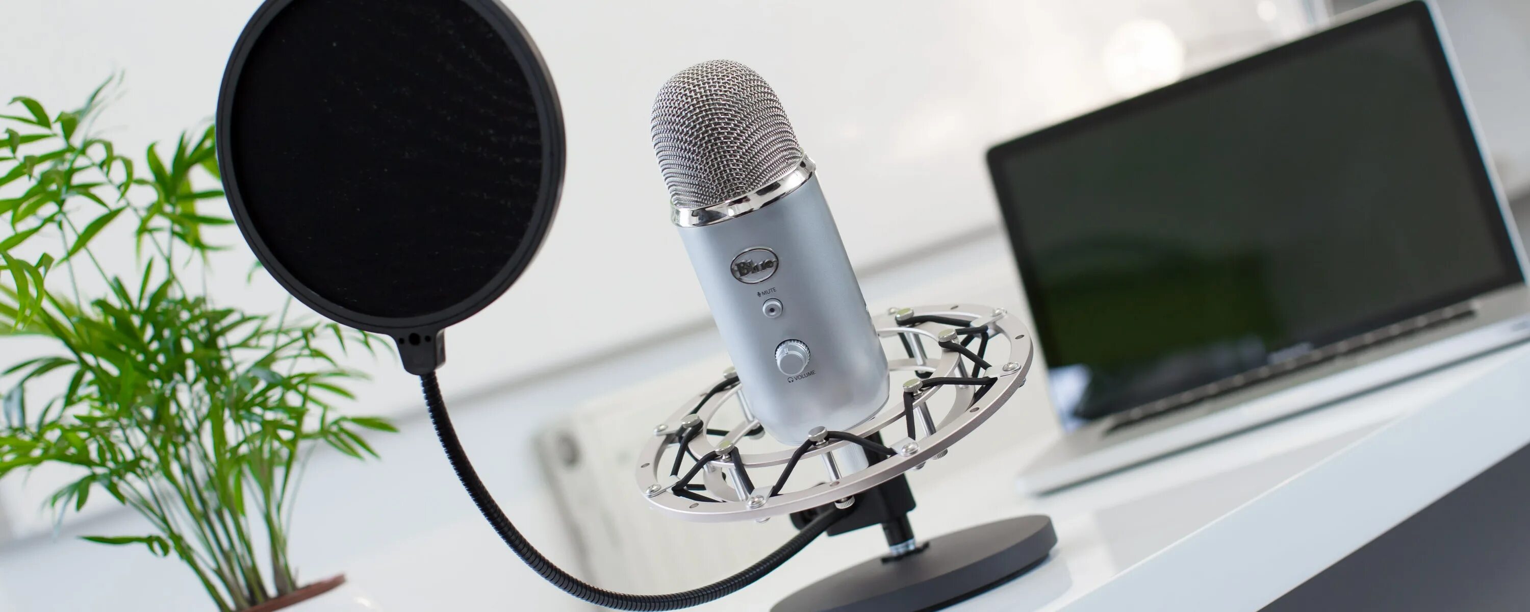 Вебинар микрофон. Вебинар микрофон. Blue yeti цап. Микрофон для вебинара. Наушники ретро микрофон.