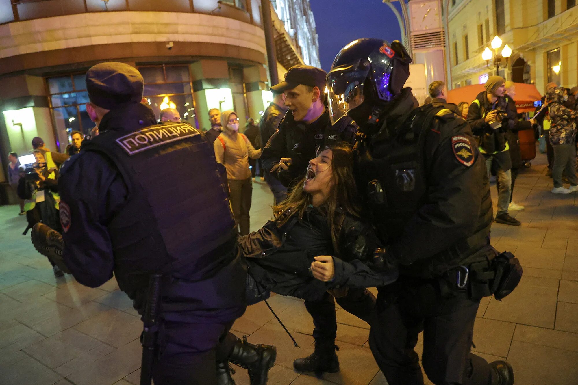 Протесты в Москве. Задержание протестующих в Москве. Задержания 21 сентября 2022 на Арбате. Протесты в Петербурге.