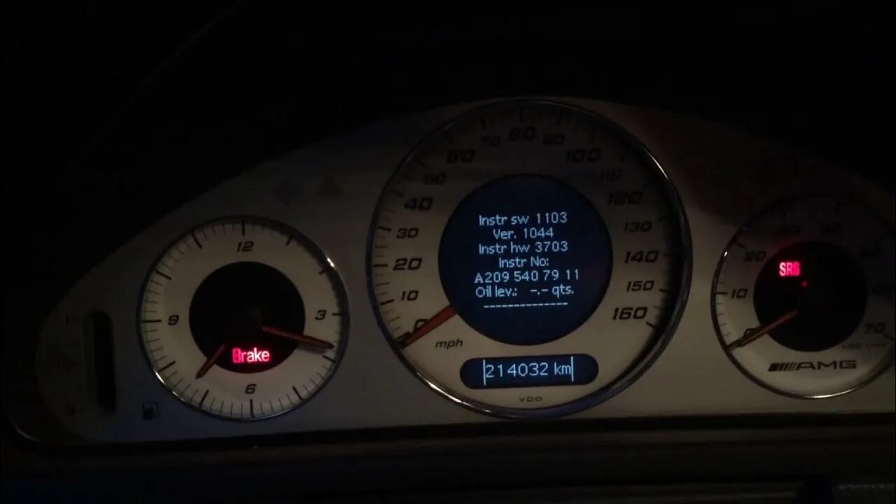 W211 полный бак. Уровень масла мерседес w211. Уровень масла мерседес w211. Уровень масла w211. Мерседес е211 уровень масла.