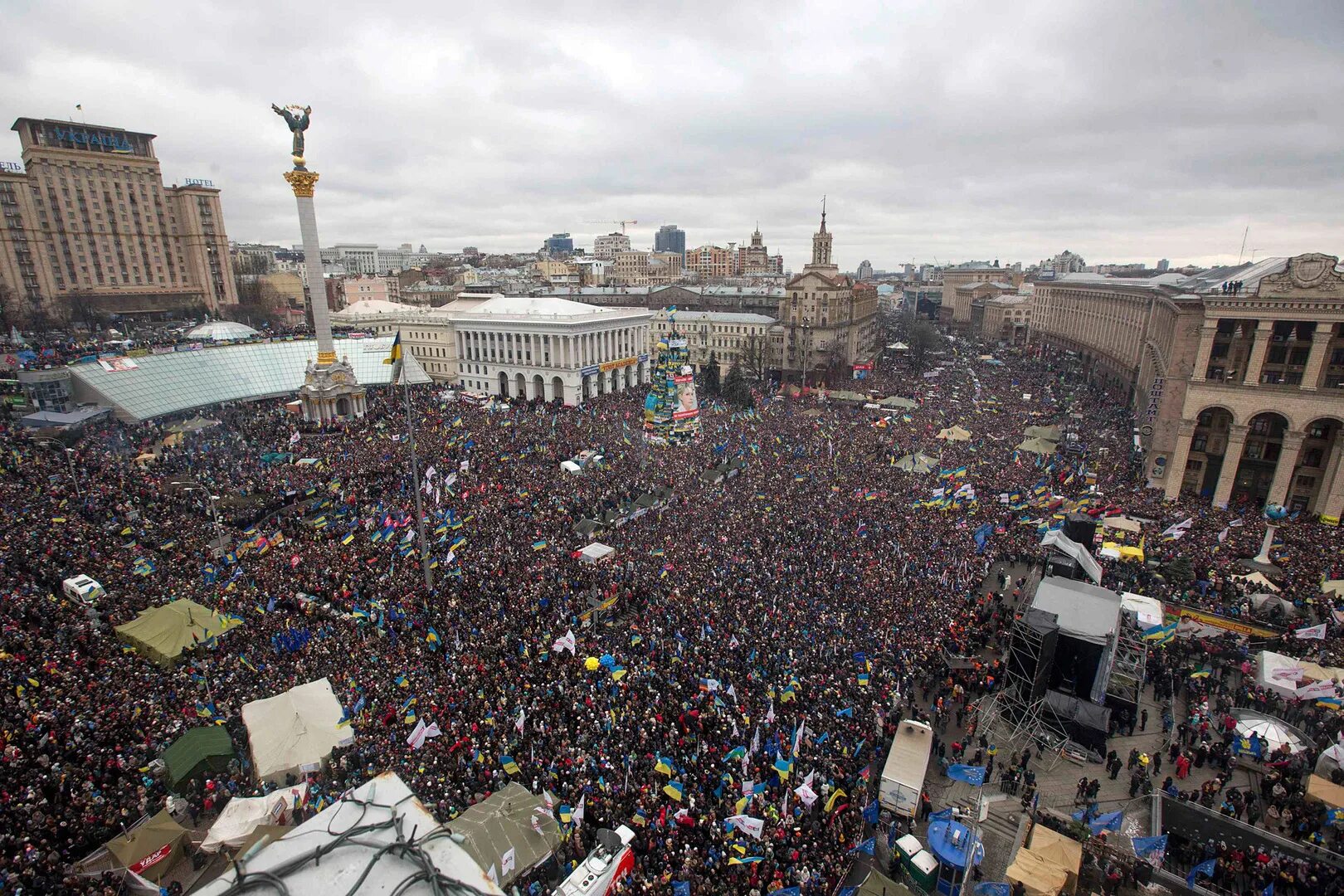 Майдан в Украине 2004. Майдан Незалежности 2013. Майдан Незалежности Киев 2014. Майдан стоит