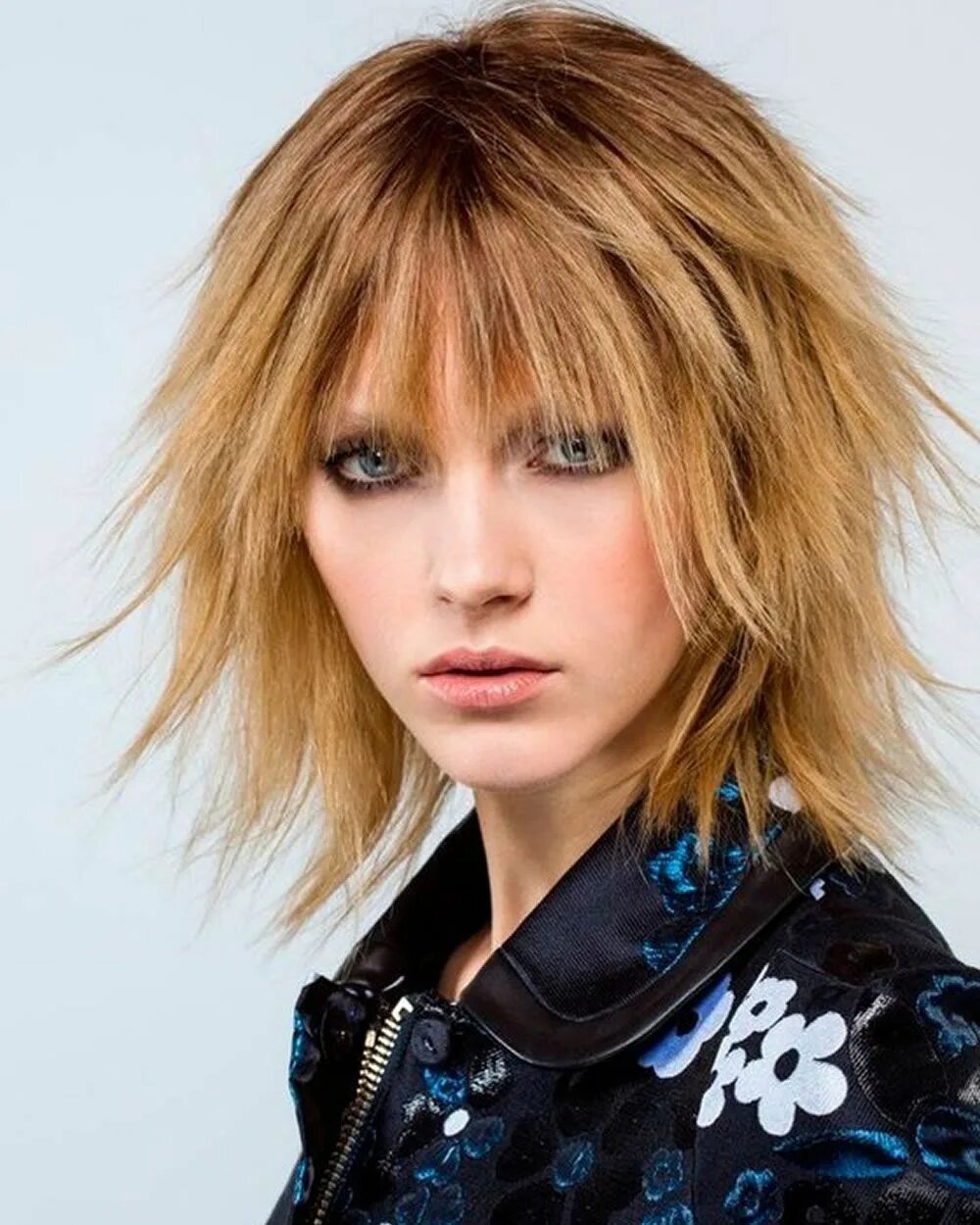 Стрижка аврора каскад гаврош. Стрижка лесенка рапсодия. Рваный каскад фото. Рваный каскад фото. Каскад с рваной челкой.