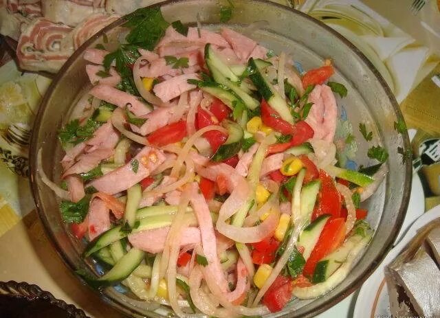 салат кукуруза ветчина огурец перец. салат с ветчиной и кукурузой и огурцом. салат ветчина, перец болгарский кукуруза огурец. салат кукуруза ветчина огурец перец. салат с перцем разноцветным,ветчиной и кукурузой.