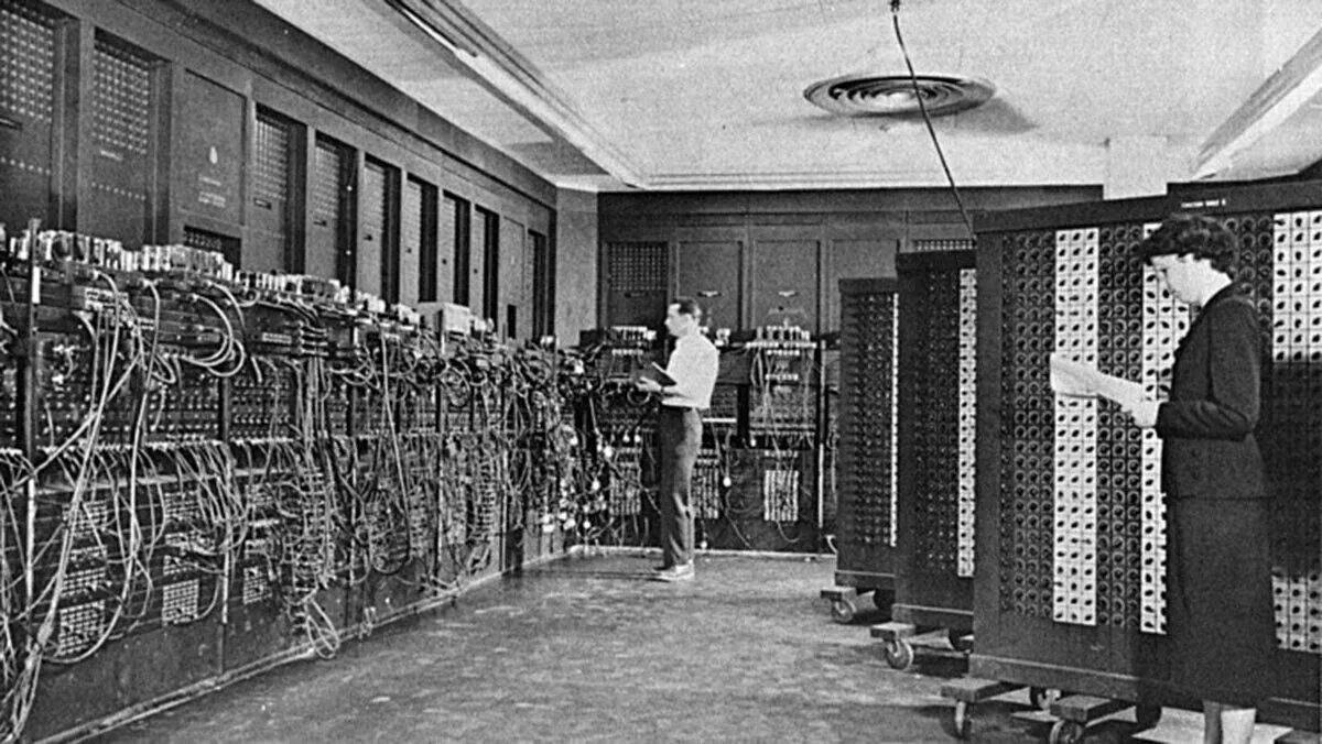 Кто руководил созданием вычислительной машины eniac. Компьютер eniac 1943. eniac 1945. вычислительная машина eniac. eniac первый компьютер.
