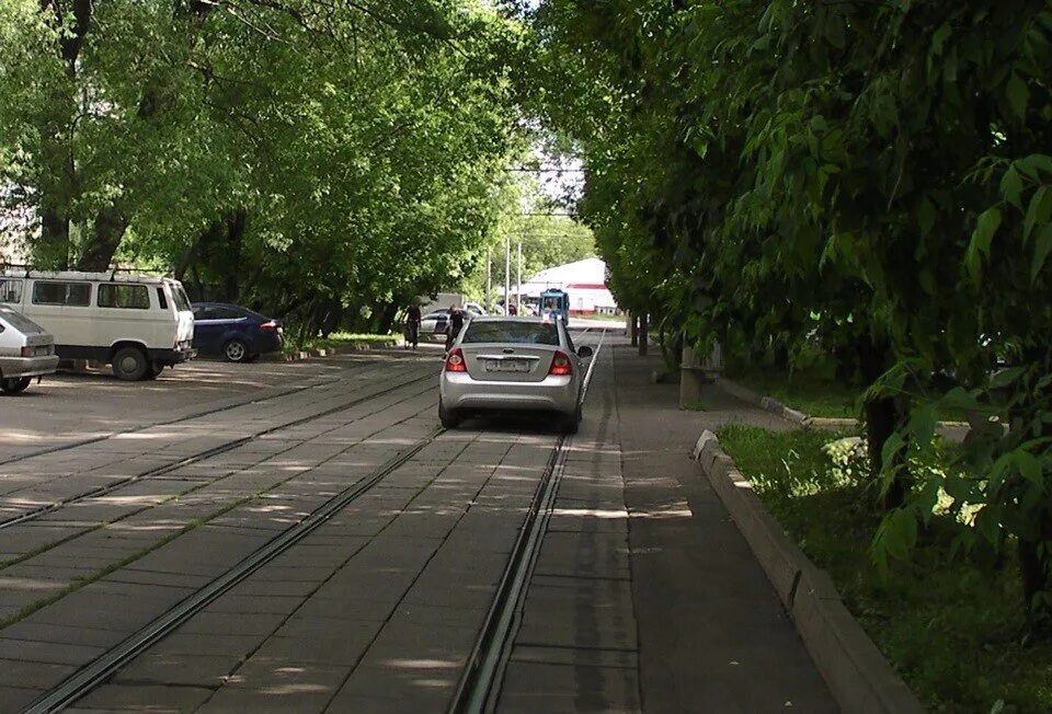Машины по трамвайным путям. Разрешается ли движение по трамвайным путям. Движение автомобилей по трамвайным путям без ПЧ. Езда по трамвайным путям запрещена.