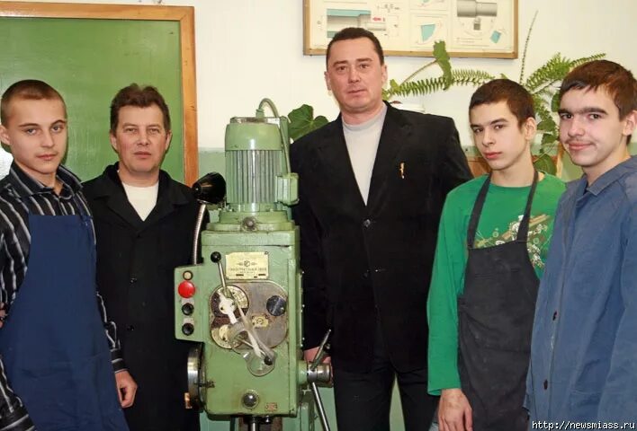 школа настоящего мужчины. отец школы и сыновья школы. проект школа настоящих мужчин. сергей караджов. соревнования между отцами и сыновьями в школе.