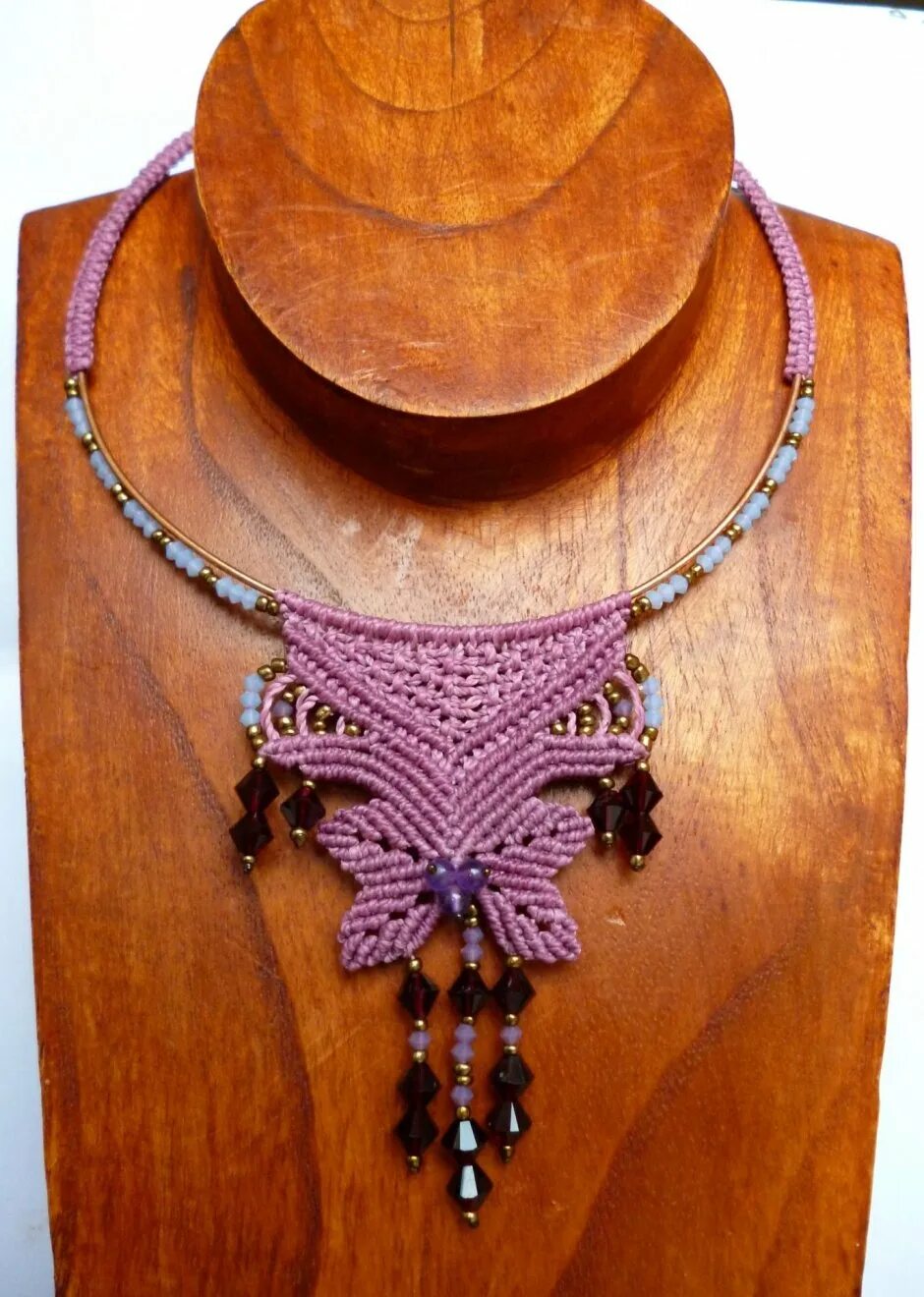Микромакраме яшма. Макраме украшение нагрудное. Макраме кулоны и подвески. Макраме украшения на шею. Техника кавандоли в макраме.