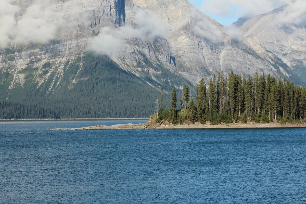 Озеро верхнее объем воды. Озеро верхнее Канада. Верхнее озеро Кананаскис. Верхнее озеро Кананаскис зимой.