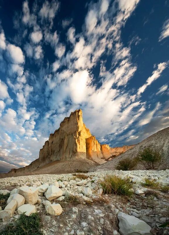 гора 7 братьев таганай. итуруп меловые скалы. обрыв горы. высокая скала. среди белых скал.