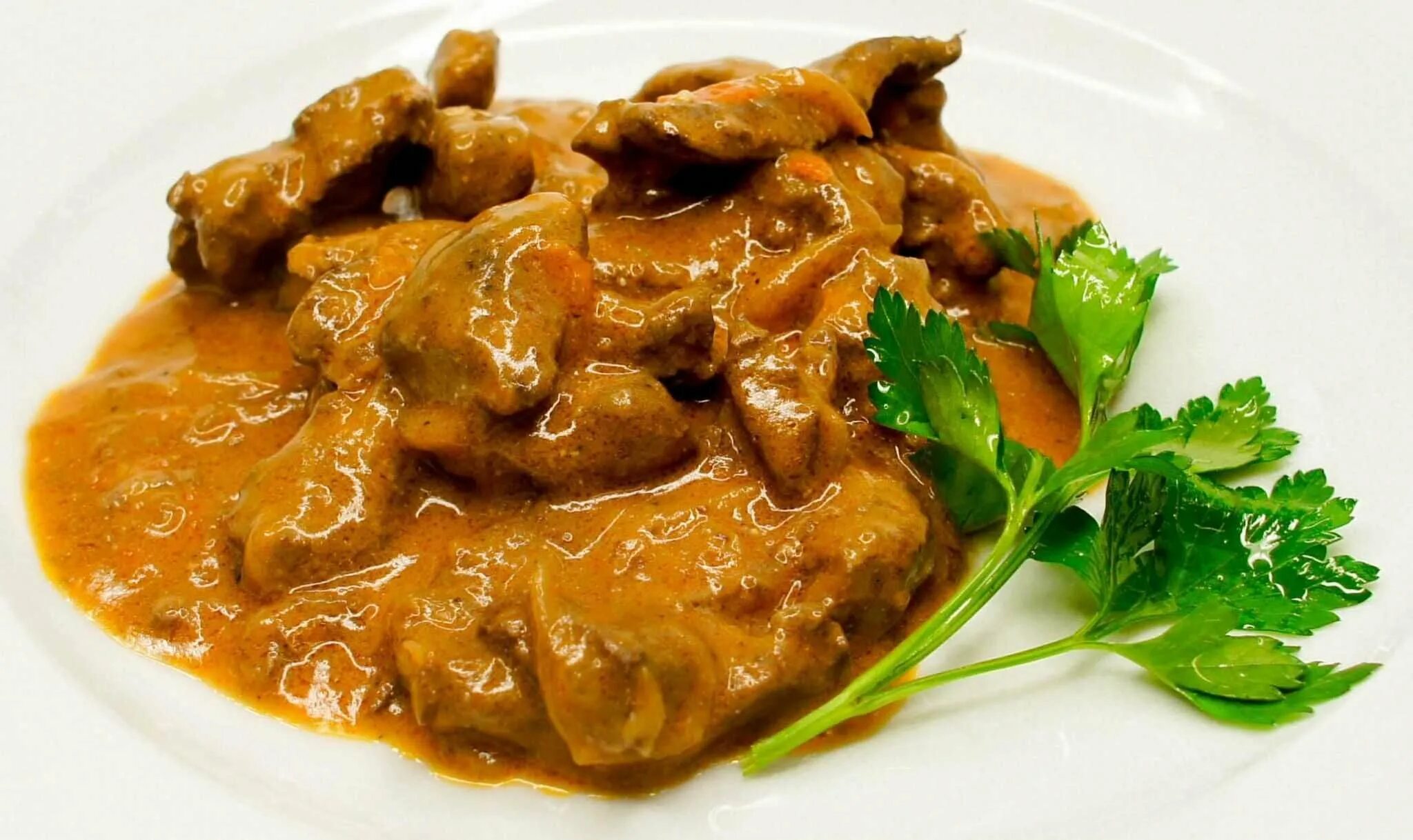 Гуляш из свинины со сметаной. Бефстроганов. Бефстроганов в белом соусе. Гуляш со сметаной. Гуляш из свинины с подливкой.