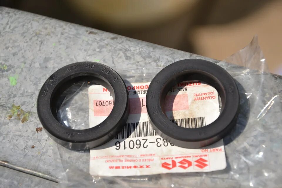 0928340039 suzuki сальник. Suzuki 09283-35037. Suzuki 09283-26016. Сальник полуоси сузуки эскудо. Сальник полуоси заднего моста амарок.