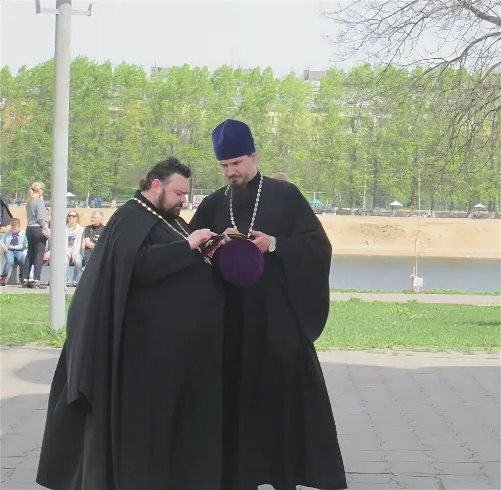 Помнишь как бывало брюхом. Помнишь как бывало брюхом шел вперед и крестом сияло брюхо на народ.