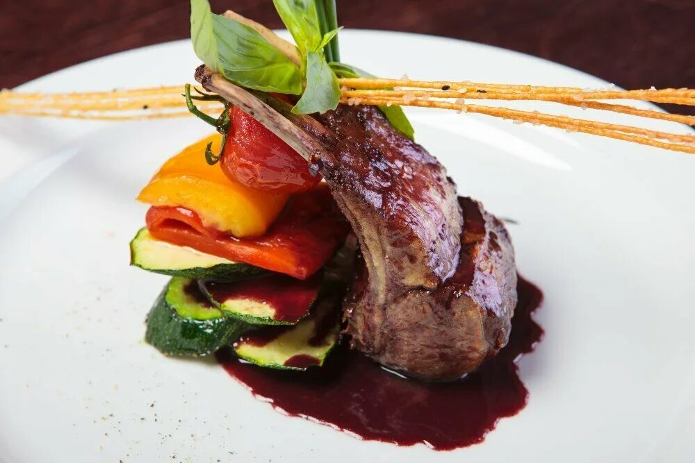 каре ягненка с овощами. каре ягненка баранина. баранина гриль с овощами гриль. каре ягненка ресторанная подача. овощной ягненок.