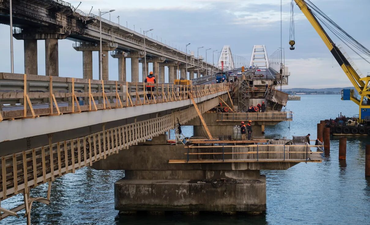 Пролеты крымского моста. Крымский мост 2025. подрыв крымского моста 2025. крымский мост 2010. 2 пролёта крымского моста.