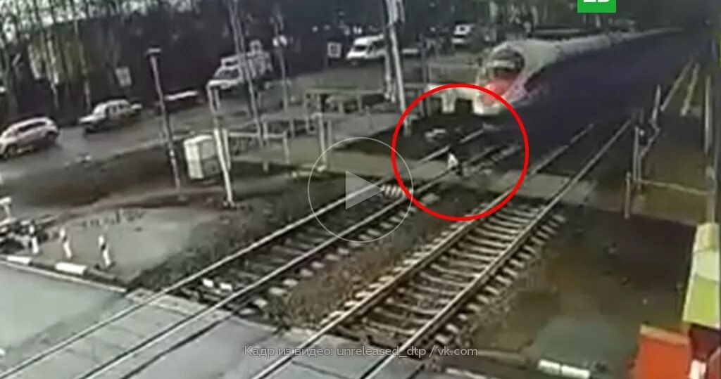 Поезд врезался видео. Сапсан сбил человека в санкт петербурге. поезд сапсан сбил человека. поезд сбил человека спб. электричка сбила человека.
