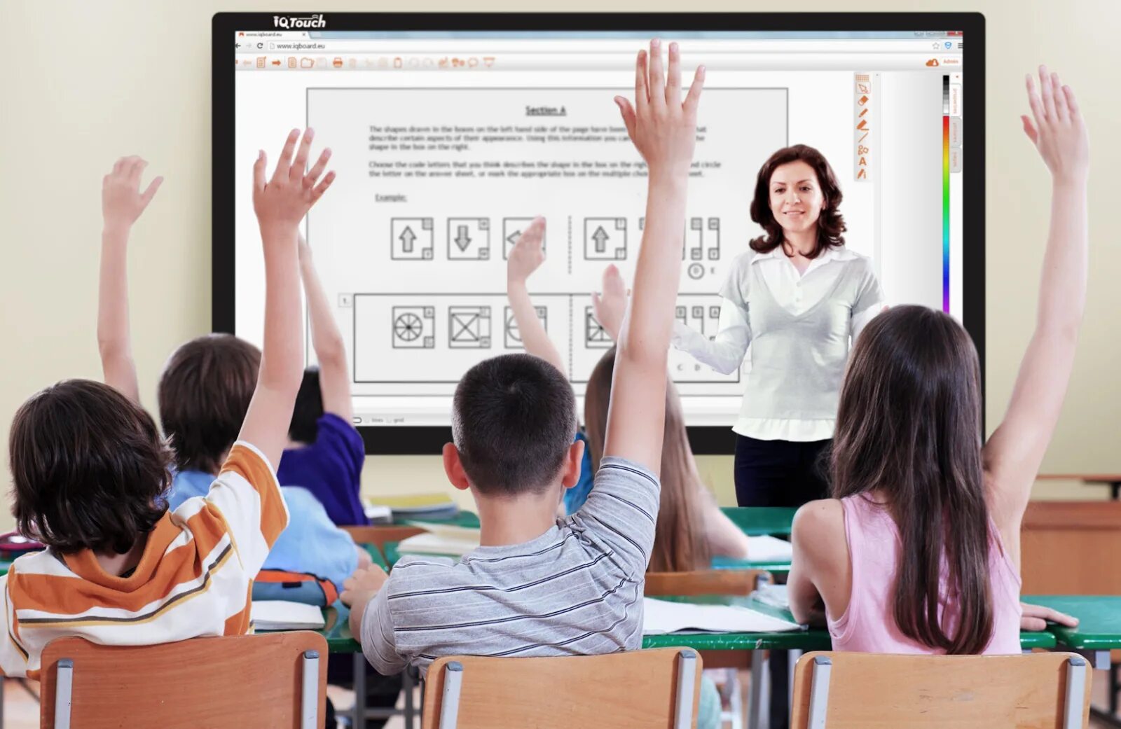 Экран на английском. Учитель у интерактивной доски. Учитель у электронной доски. Учитель показывает презентацию. Ученик на фоне интерактивной доски.