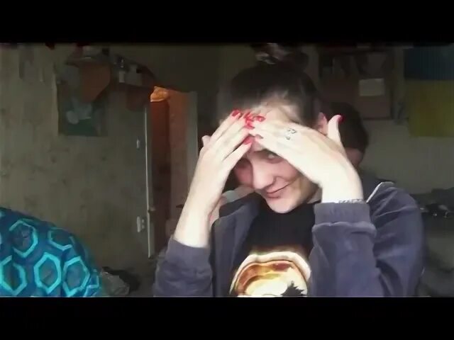 Сестра проиграла в игру. Проиграла брату. проиграла в кариым брату.