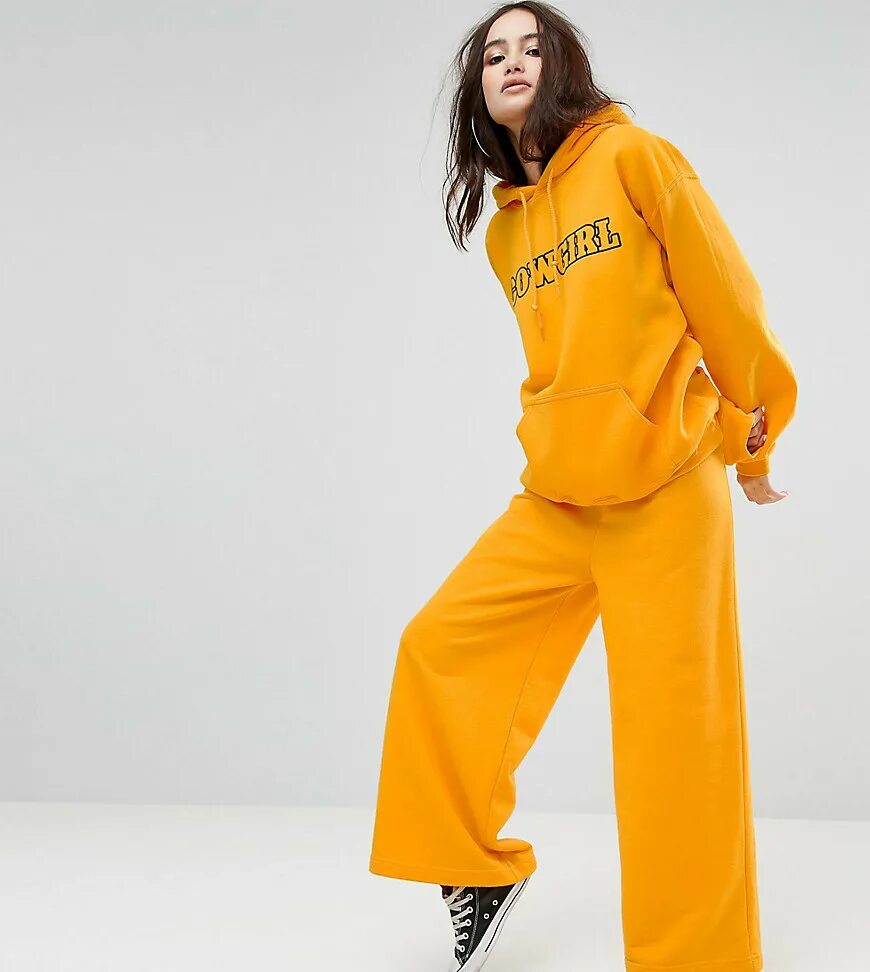 спортивный костюм с широкими штанами. спортивный костюм женский с широкими штанами. спортивный костюм женский с широкими штанами. спортивный костюм с широкими брюками. трикотажный костюм с брюками клеш.