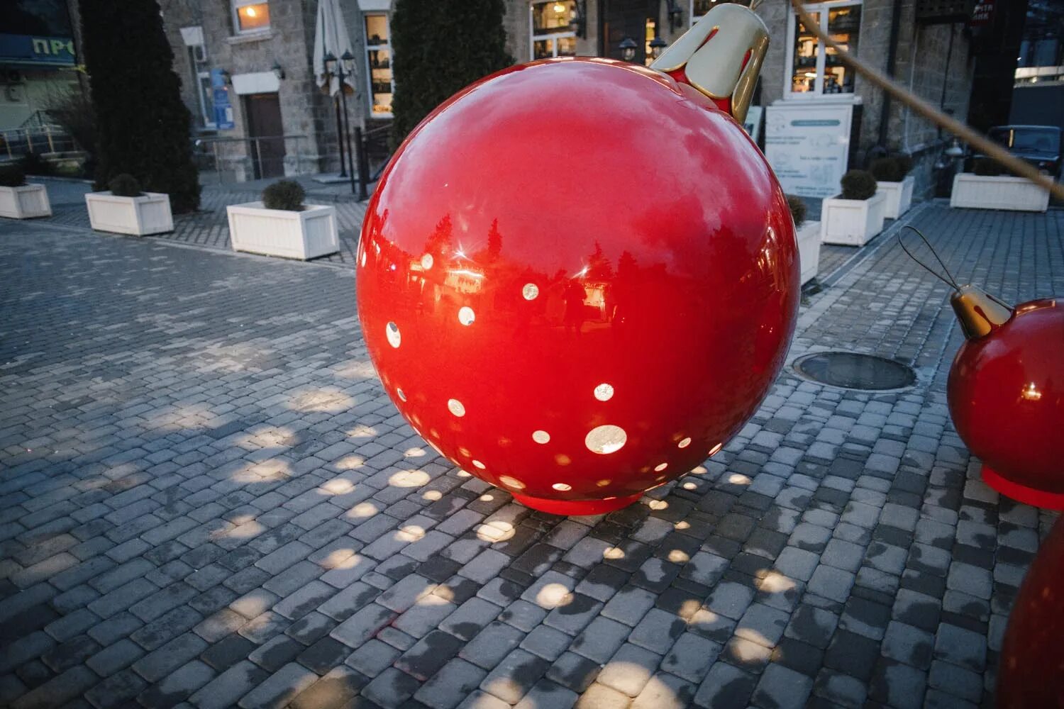 Включи большие шары. Шарик большой. Инсталляция шар для парка. Металлоинвест инсталляция шар. Елочный шар Марс.