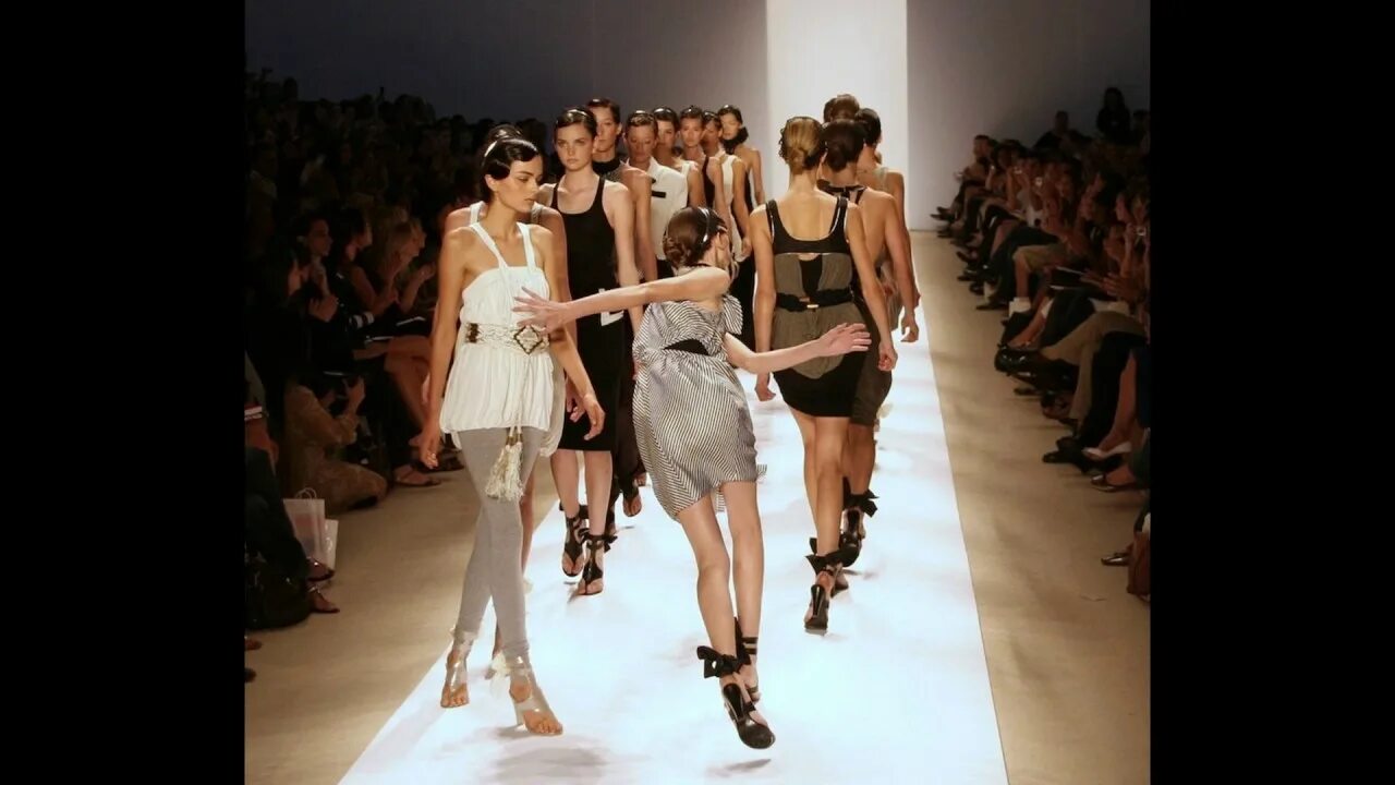 Джанни версаче коллекция 2018. Last fashion shows. Казанские дизайнеры одежды. Модный показ. Показ моделей на подиуме.