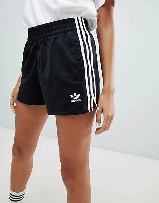 Обычные шорты. Шорты adidas Originals 3 Stripes. Шорты adidas Originals tgp shorts 2. Шорты адидас #40312. Шорты adidas Originals длинные.