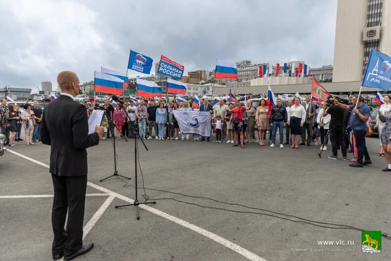 День флага. Автопробег ко Дню флага. Мероприятия ко Дню флага. День флага Единая Россия. Владивосток отметил день