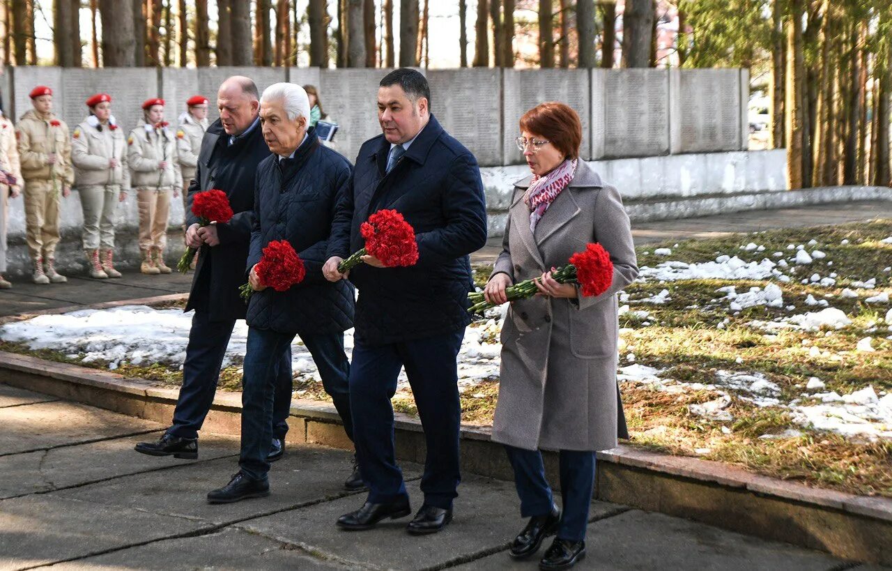 Руденя возложение цветов Старица. Возложение цветов к памятной доске. Возложение цветов 9 мая. Возложение цветов Корея. Приезд в район