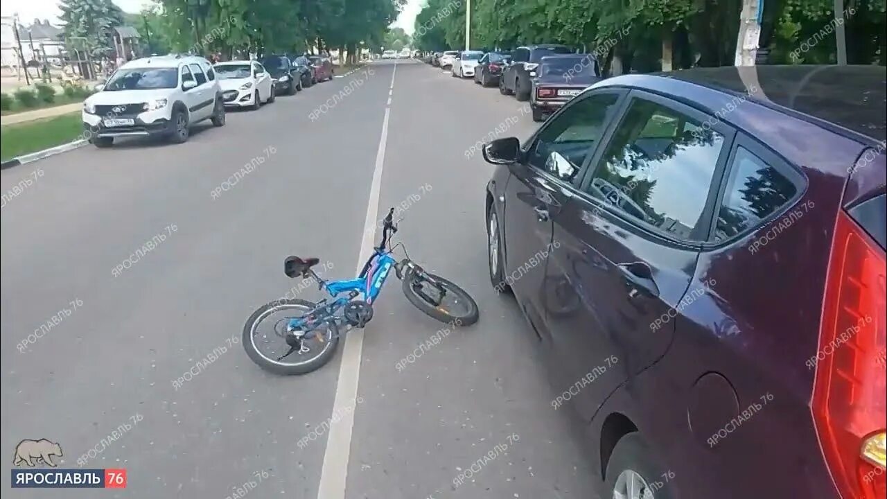 Велосипедист под колесами. Велосипедиста сбила машина. Велосипед на дороге. Сбил велосипедиста на пешеходном