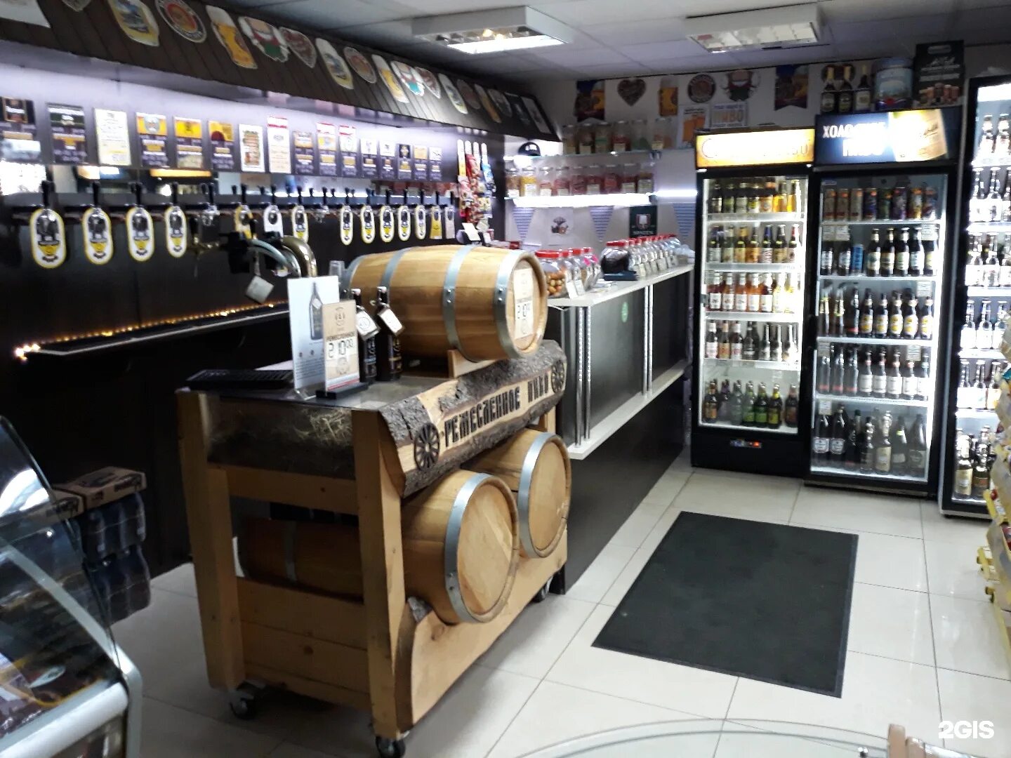 пивной магазин с людьми. пивная нижний новгород. пиво нижний новгород. Bukowski beer, нижний новгород. пивная галерея.